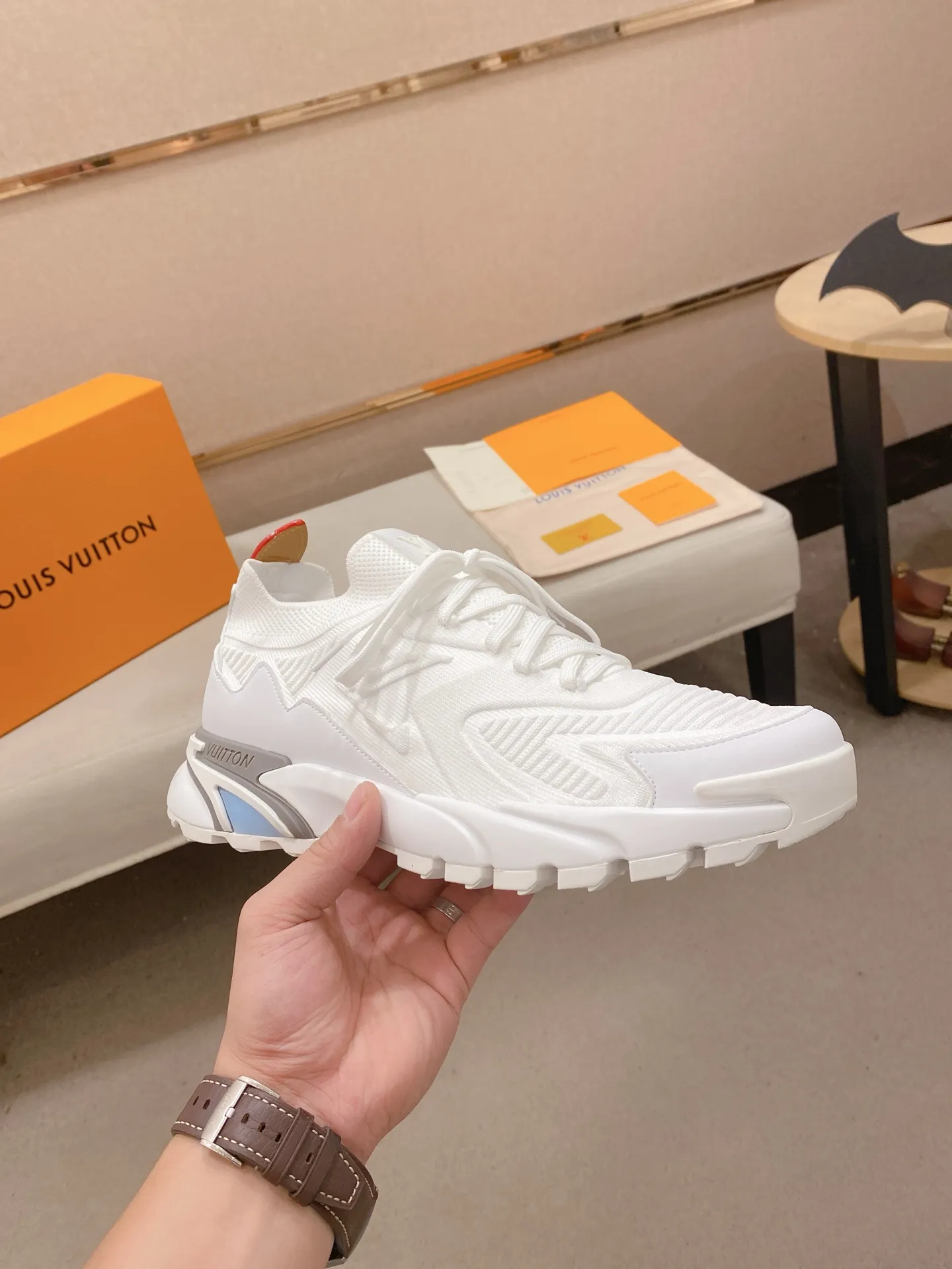 Men's Men's Shoes💰: 620💰The high version of the LV Runner Tatic sneakers are made of a whole piece of technical knitting to create an easy-to-take-on design, and are trimmed with cow leather to outline the upper. The LV logo on the side creates a dynamic feel among the textures, and the leather back strap is shaped like the handle fasteners in the Louis Vuitton leather goods collection. Mixed materials Laces Louis Vuitton accents Rubber outsole with Vuitton logo Size 39-44 Customizable 38.45.46